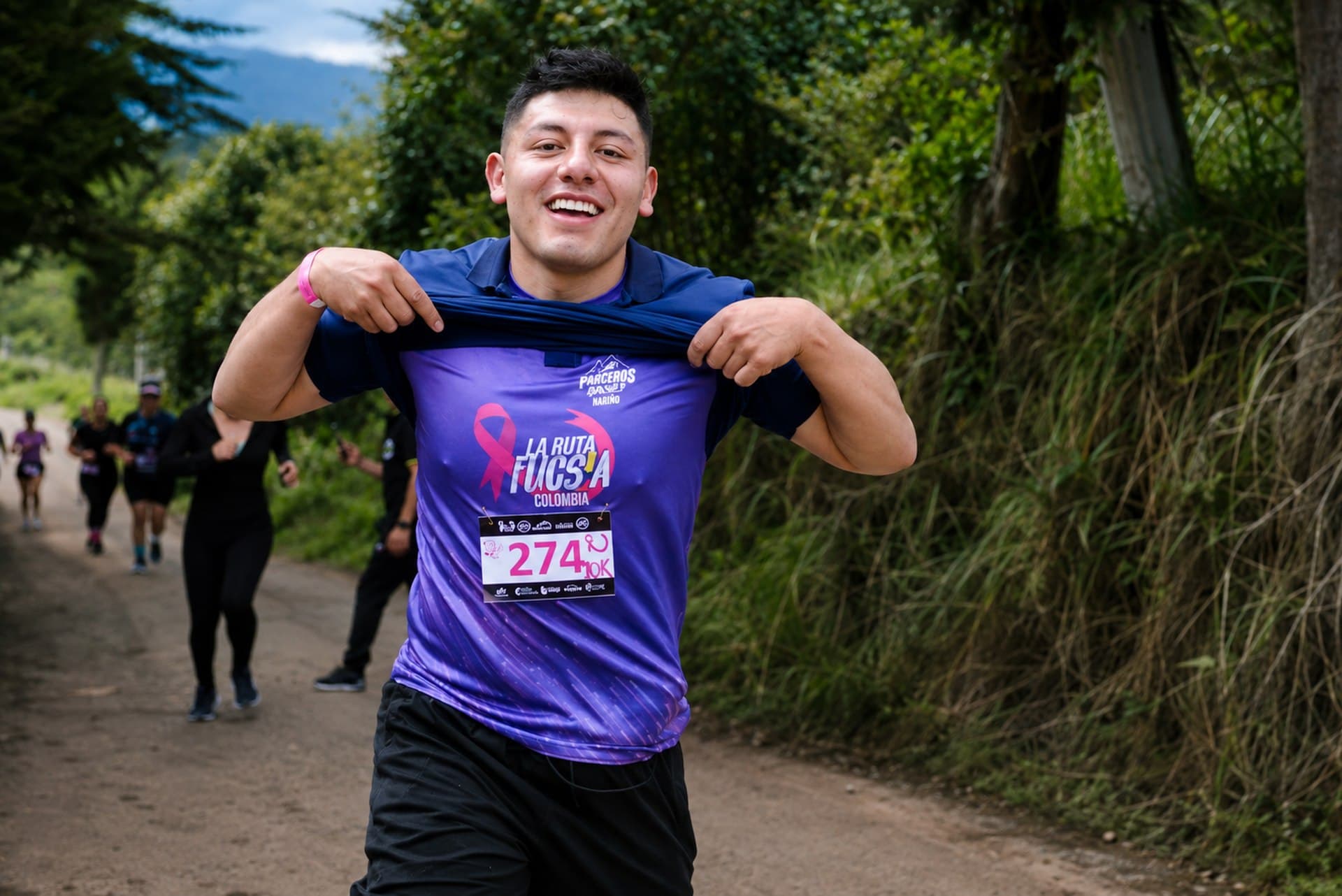 Participante mostrando su camiseta de Ruta Fucsia Colombia