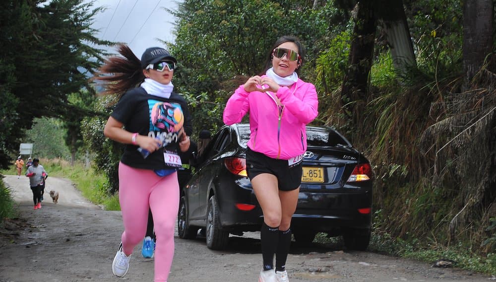 Corredor celebrando en el recorrido