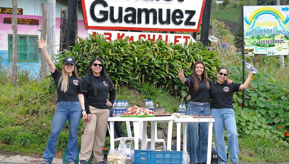 Grupo de participantes corriendo juntos