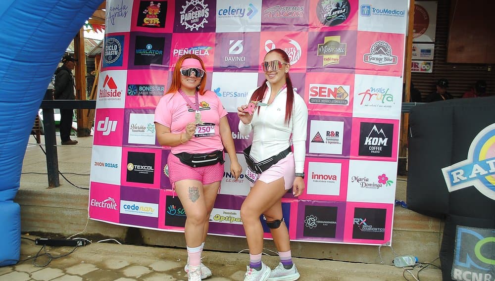Participantes celebrando en el recorrido